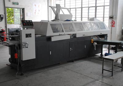 Automatic gluing machine